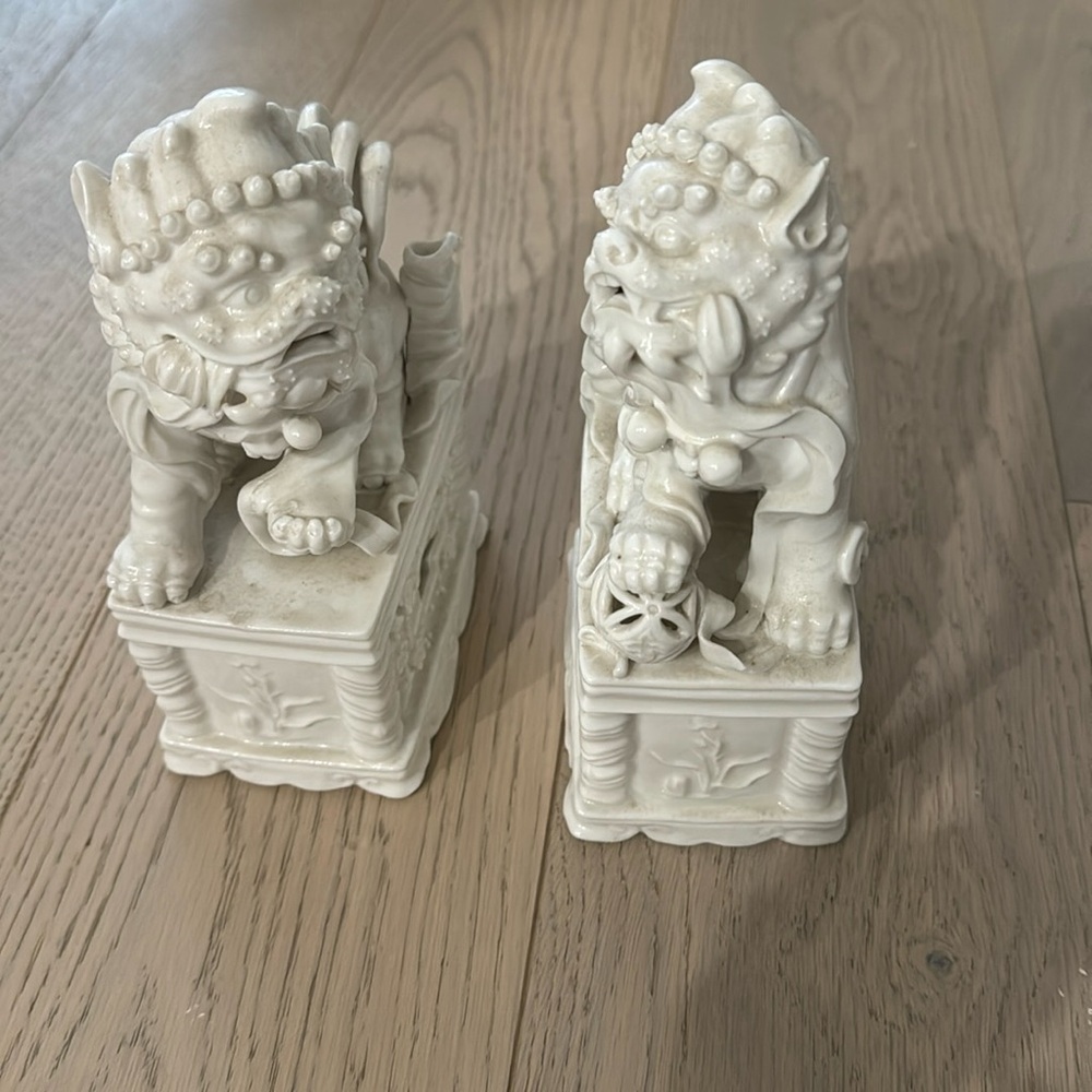 Lion ceramic/Porcelain figurines - Lots of detail